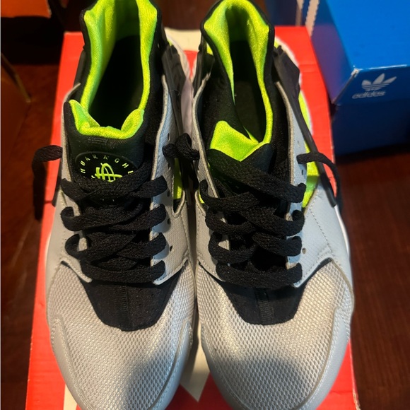 Nike Huaraches - Picture 2 of 2